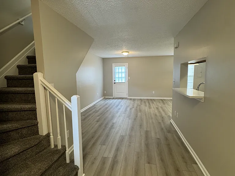 122 Wexford Dr E — Photo 2
