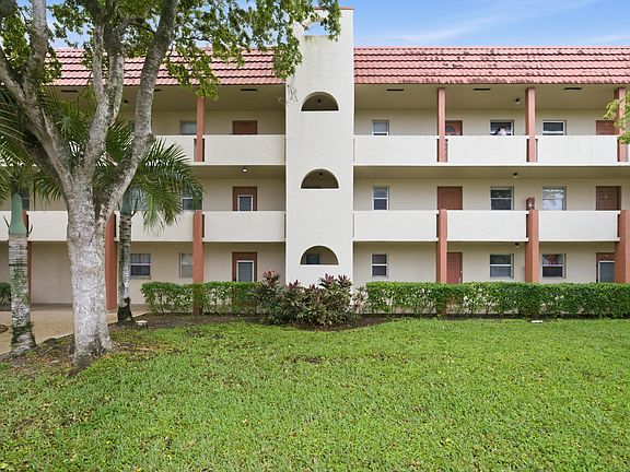 4th image of 2900 Sunrise Lakes Drive W #201
