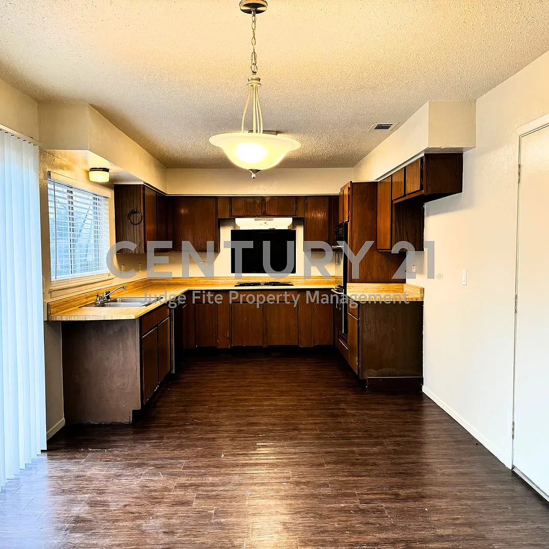 Charming 3/2 Duplex with 2 Car Carport in Duncanville For Rent! — Photo 4