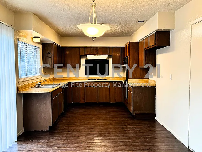 628 Taylor Ct — Photo 4