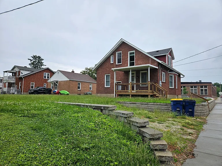 715 W 2nd St — Photo 33