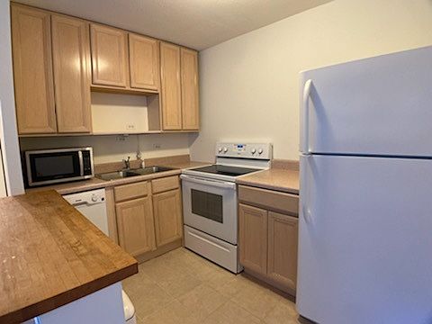 2nd image of 2740 N Pine Grove Ave APT 3B