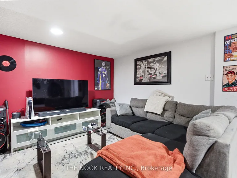 119 Brownstone Cres — Photo 32