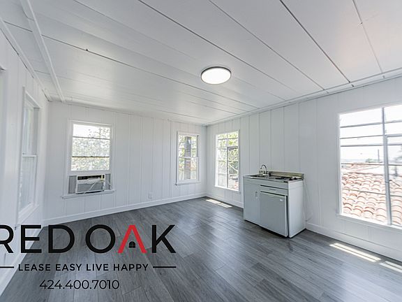 3rd image of 1111 N Doheny Dr #A