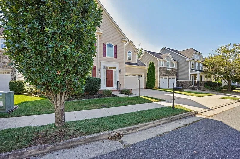 4 bed, 2.5 bath, 3905 sqft, $3,600 — Photo 2