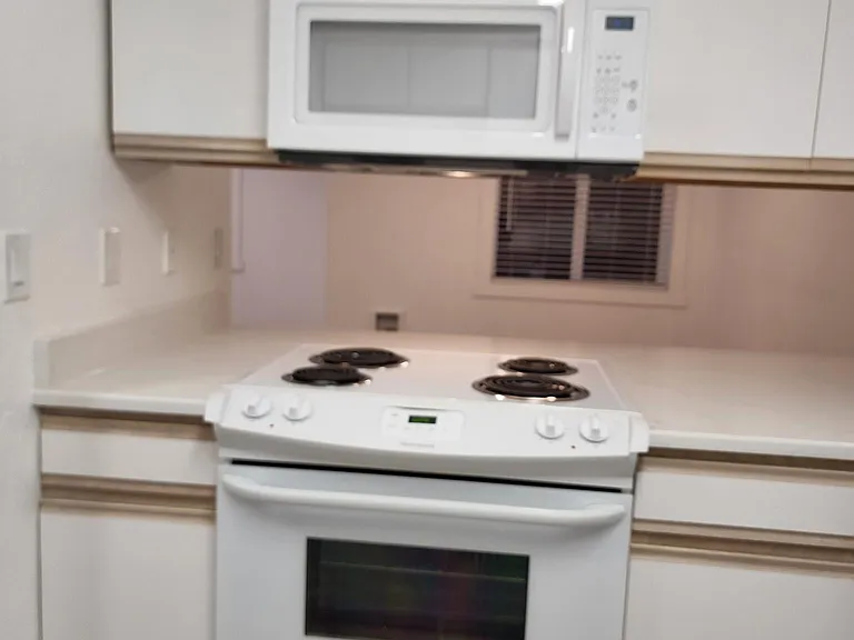 979 Plymouth Dr NE — Photo 10
