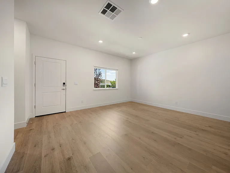 1594 Grazer Way — Photo 4