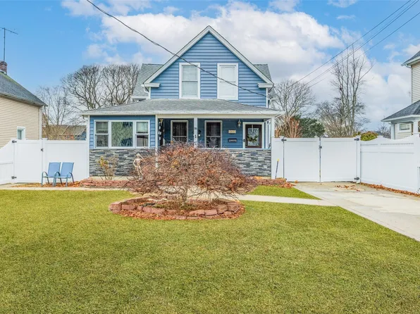 86 Rollstone Avenue, West Sayville, NY 11796