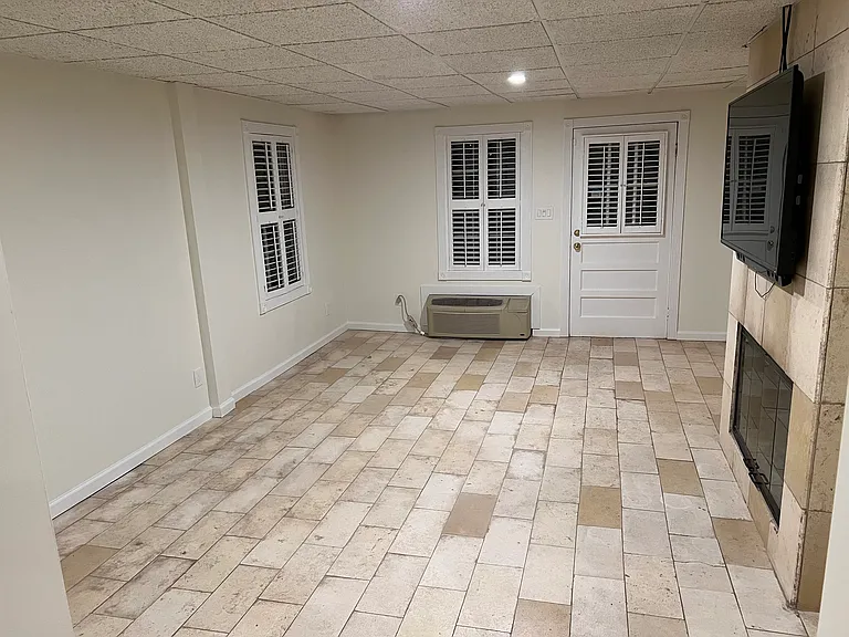 588 Wimbledon Rd NE — Photo 15