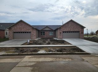 1922 Dunraven Rd, Bloomington, IL 61704