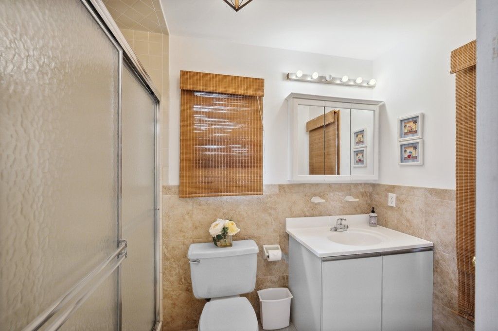  Full bath in family room