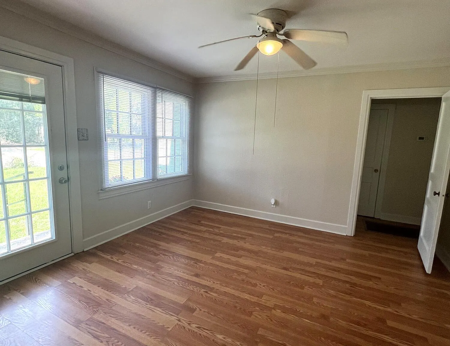 3 bed, 1.0 bath, 1047 sqft, $1,300 — Photo 2