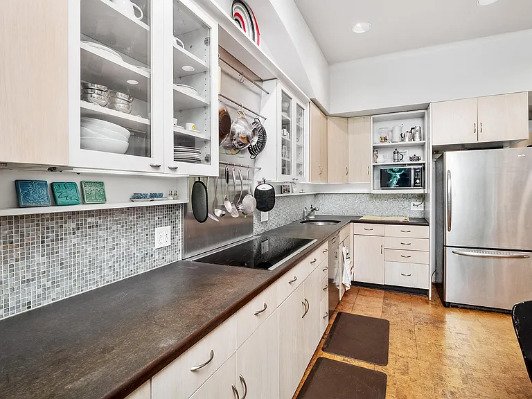 4388 McPherson Ave — Photo 8