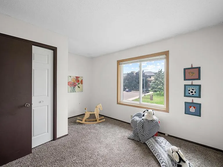 1077 Thorndale Ave — Photo 8