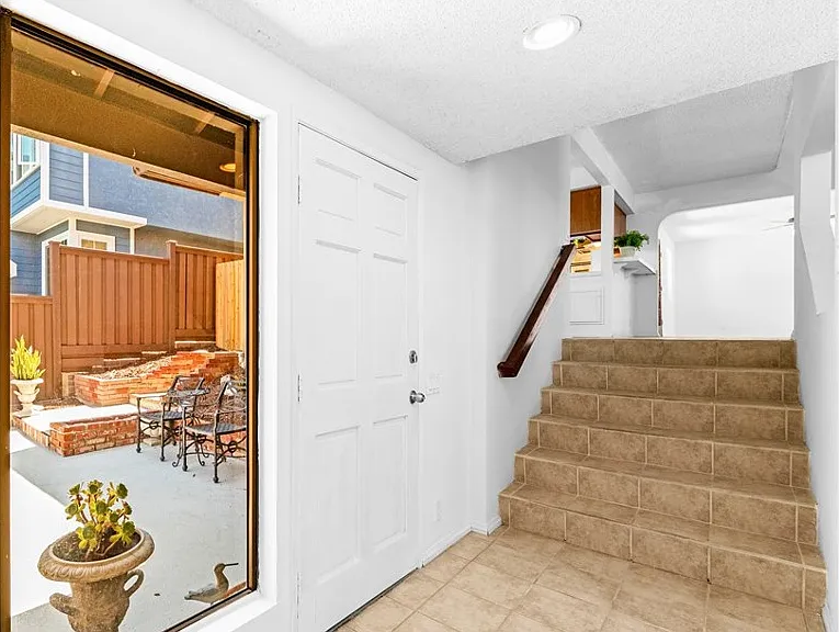 1407 Lakeside Ln — Photo 9