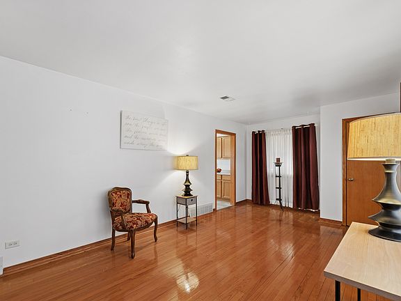 3rd image of 127 W Courtland St