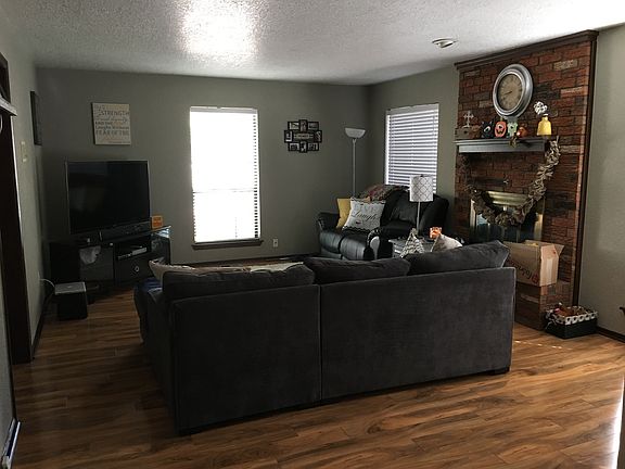 2bdrm side-Living room