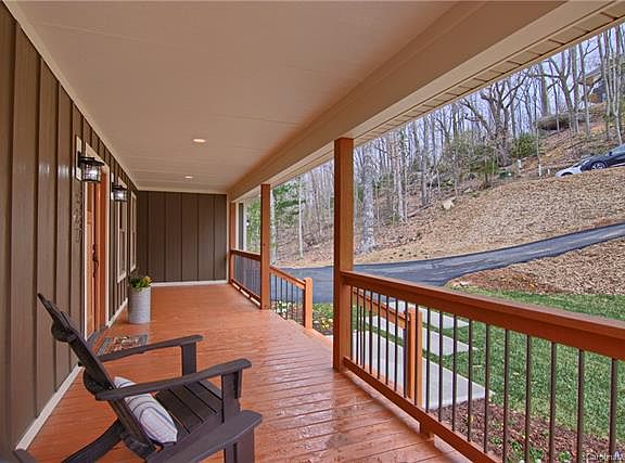 4th image of 527 Rockmoor Way