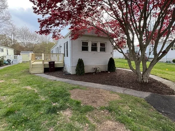7 Chestnut Cir, Rockland, MA 02370