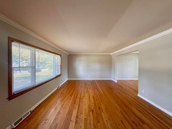 2nd image of 425 Cottonwood Rd