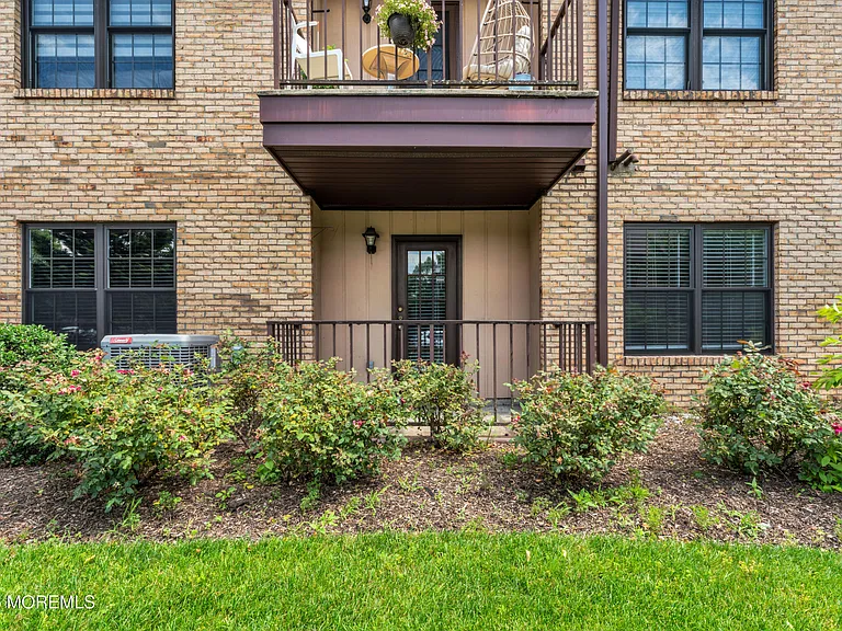 803 Wellington Pl — Photo 1