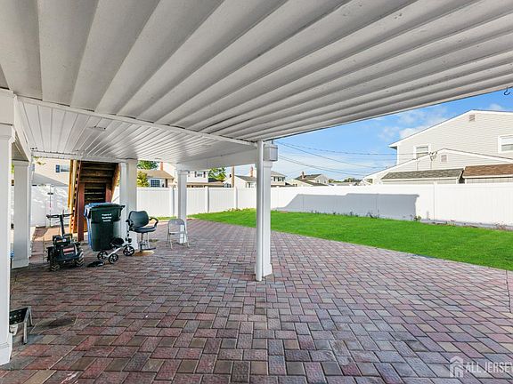 5th image of 200 Rosewood Ln