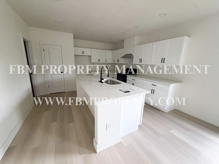 1017 S 8th St — Photo 5