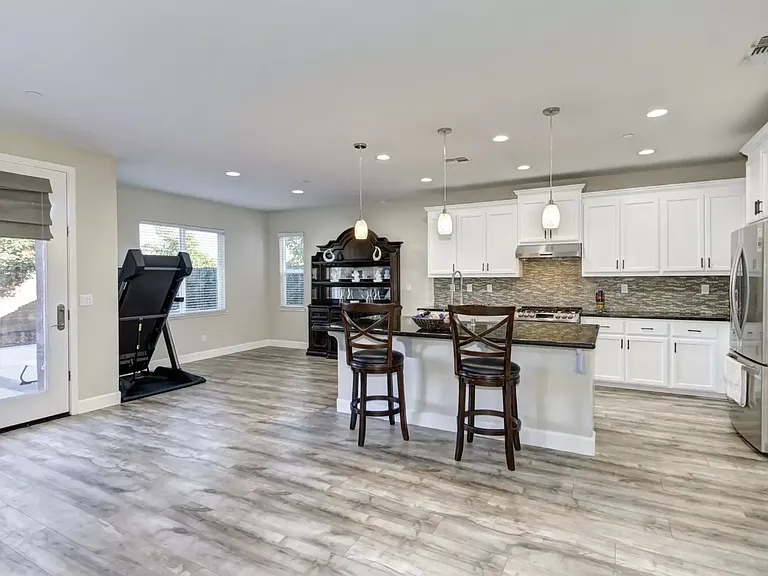 5654 Saratoga Cir — Photo 8