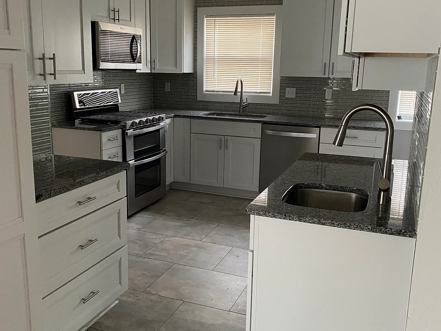 4 bed, 1.5 bath, 2300 sqft, $3,200 — Photo 4