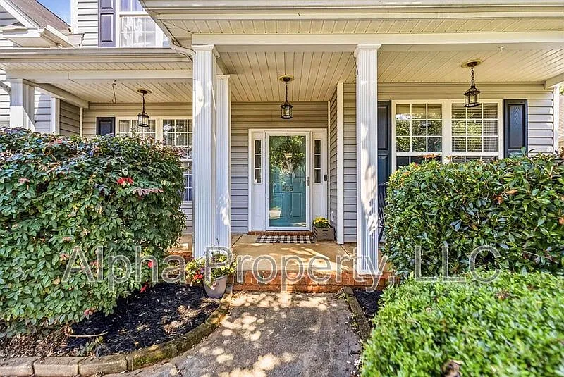 4 bed, 2.5 bath, 2466 sqft, $2,500 — Photo 3