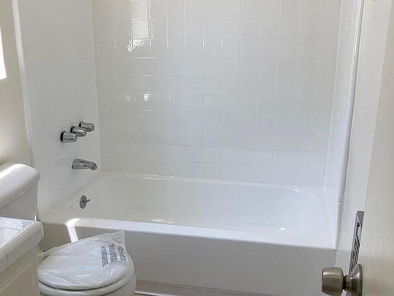 2nd image of 202 E Cypress St #3