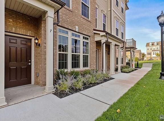 4th image of 7 Leahy Dr