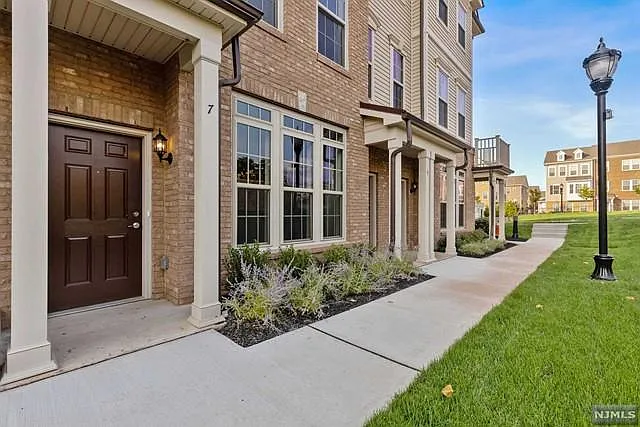 7 Leahy Dr — Photo 4