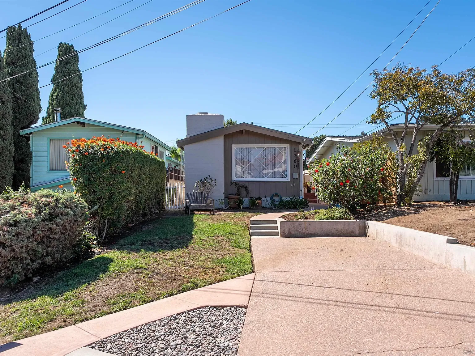 2 bed, 1.0 bath, 884 sqft — Photo 2