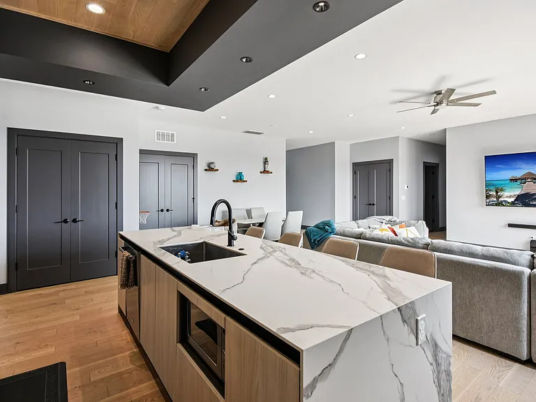1523 N Western Ave — Photo 5