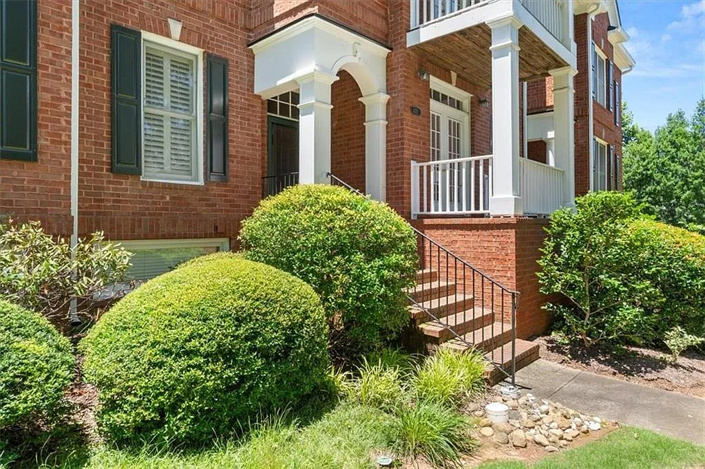 3 bed, 3.5 bath, 1150 sqft, $3,100 — Photo 2