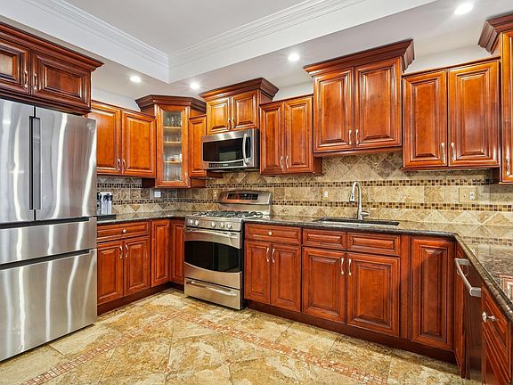 5th image of 516 Grand St #4