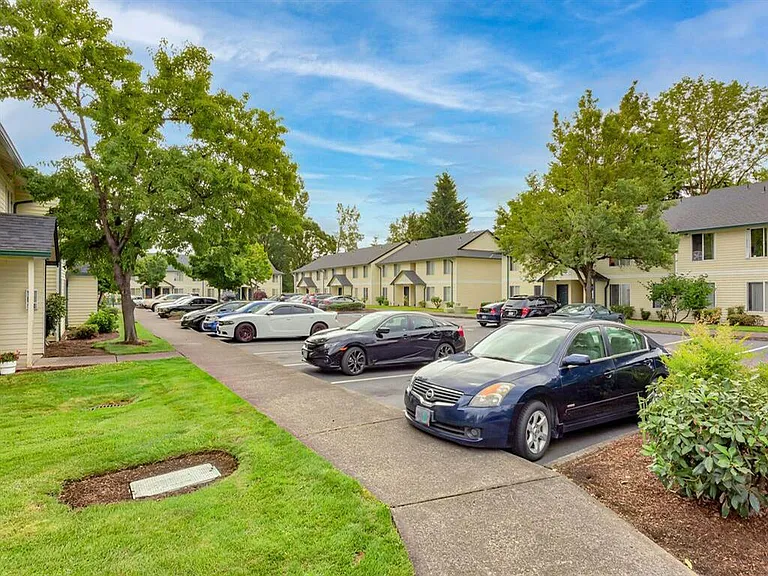 Harmony Court Apartments — Photo 17
