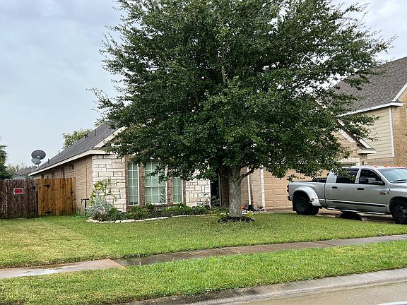3rd image of 4814 Legends Bay Dr