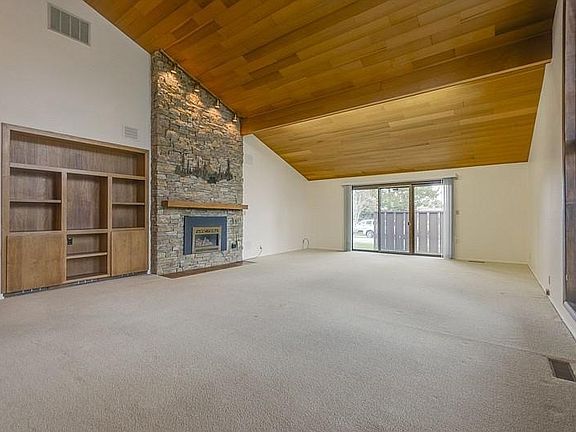 Living Room - Gas Fireplace