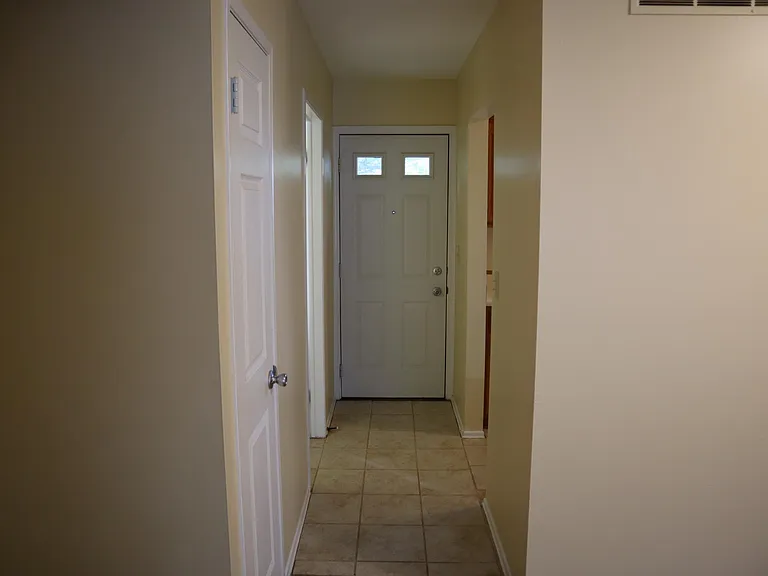 951 Barclay Ln — Photo 5