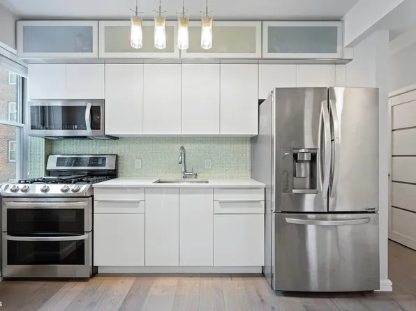 550 Grand Street H5G image 3 of 6