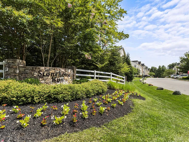 7526 Stonehouse Run Dr — Photo 35