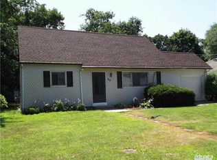 90 Winchester Dr, Lindenhurst, NY 11757