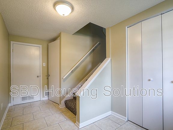 3rd image of 107 SE Brentwood Dr