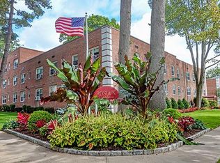 2 Edwards St APT 3B, Roslyn Heights, NY 11577