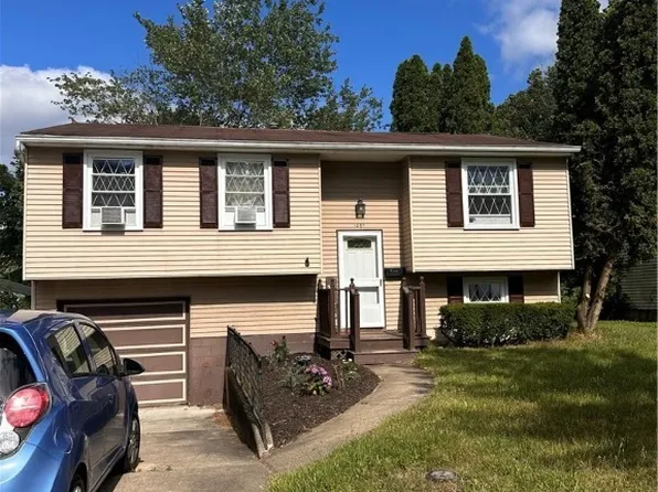 1061 Shadowlawn Dr, Ravenna, OH 44266