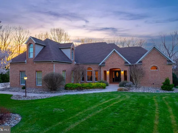 2368 Castlegreen Dr, Greencastle, PA 17225