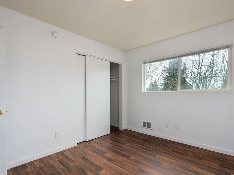 Pet Friendly! Mid-Century Modern with Condo finishes — Photo 4