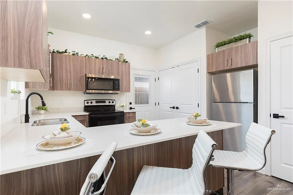 2 bed, 2.0 bath, 950 sqft, $1,050 — Photo 4